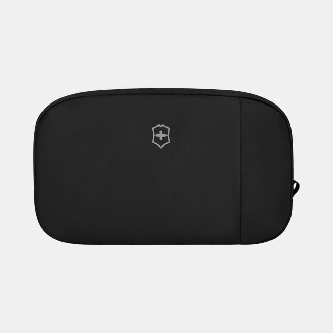 Svart resekudde eller fodral med en grå Victorinox-logotyp på framsidan.