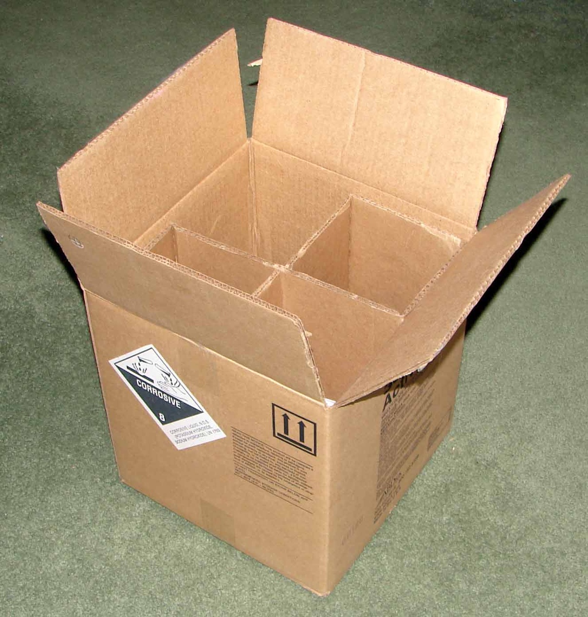 En person som använder sin mobiltelefon för att öppna ett paketskåp och lämna in ett paket.